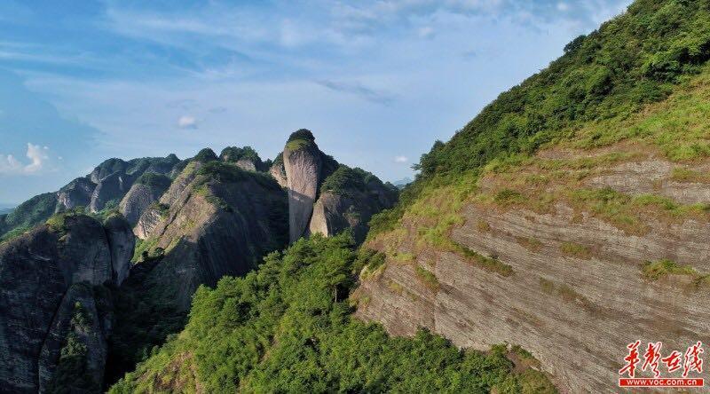 從長(zhǎng)遠(yuǎn)來說,會(huì)促使景區(qū)加大門票以外的旅游產(chǎn)品研發(fā)和旅游服務(wù)提供