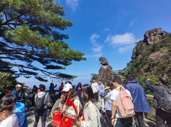 科學(xué)管理與暖心服務(wù)并重，三清山景區(qū)客流有序涌動展新貌